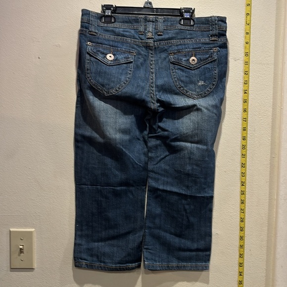 Mudd Distressed Cropped Blue Jeans - Picture 2 of 3